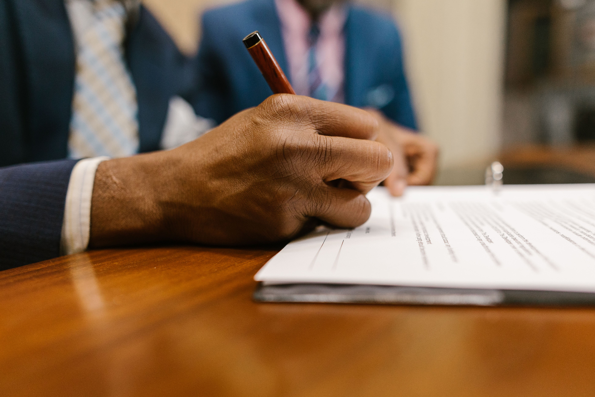 Como se proteger juridicamente antes de assinar um contrato